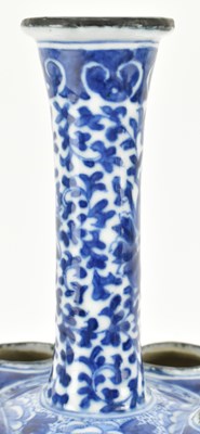 Lot 30 - QING DYNASTY BLUE AND WHITE TULIP VASE 清 青花缠枝莲六连瓶
