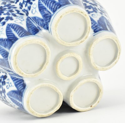 Lot 30 - QING DYNASTY BLUE AND WHITE TULIP VASE 清 青花缠枝莲六连瓶