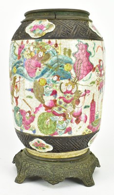 Lot 104 - QING DYNASTY FAMILLE ROSE WARRIOR VASE 清 粉彩刀马旦瓶