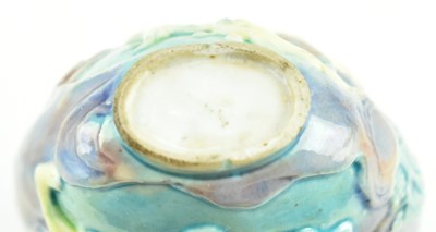 Lot 136 - PORCELAIN RELIEF FIGURINE SNUFF BOTTLE 雕瓷粉彩人物故事鼻烟壶