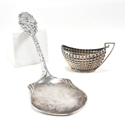 Lot 161 - VICTORIAN HALLMARKED SILVER CREAMER T/W CONTINENTAL SILVER SERVING SHOVEL