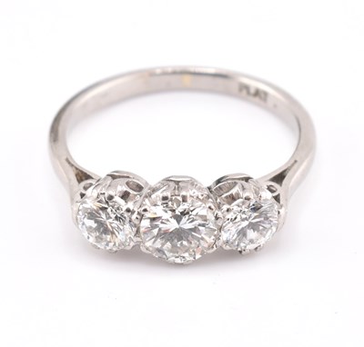 Lot 30 - PLATINUM & DIAMOND THREE STONE RING