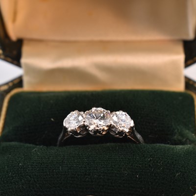 Lot 326 - PLATINUM & DIAMOND THREE STONE RING