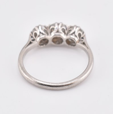Lot 326 - PLATINUM & DIAMOND THREE STONE RING