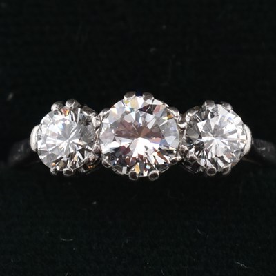 Lot 326 - PLATINUM & DIAMOND THREE STONE RING