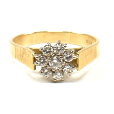 Lot 390 - 18CT GOLD & DIAMOND CLUSTER RING