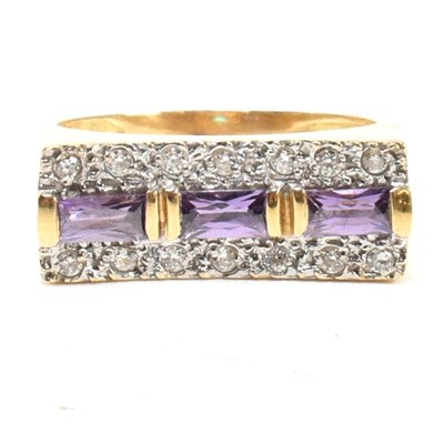 Lot 398 - 18CT GOLD AMETHYST & DIAMOND RING