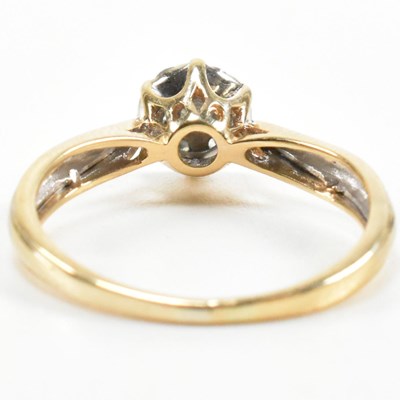 Lot 382 - 18CT GOLD & DIAMOND CLUSTER RING