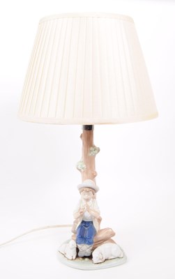 Lot 136 - NAO - VINTAGE 1988 SPANISH PORCELAIN TABLE LAMP