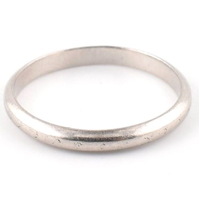 Lot 399 - PLATINUM BAND RING