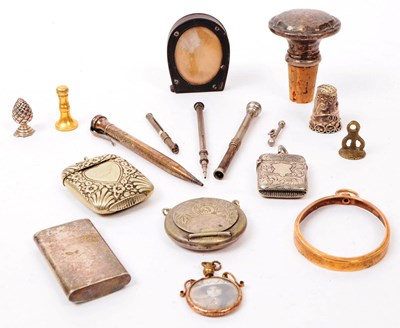 Lot 361 - COLLECTION 19TH CENTURY CURIOS - VESTA CASE - FOB SEALS