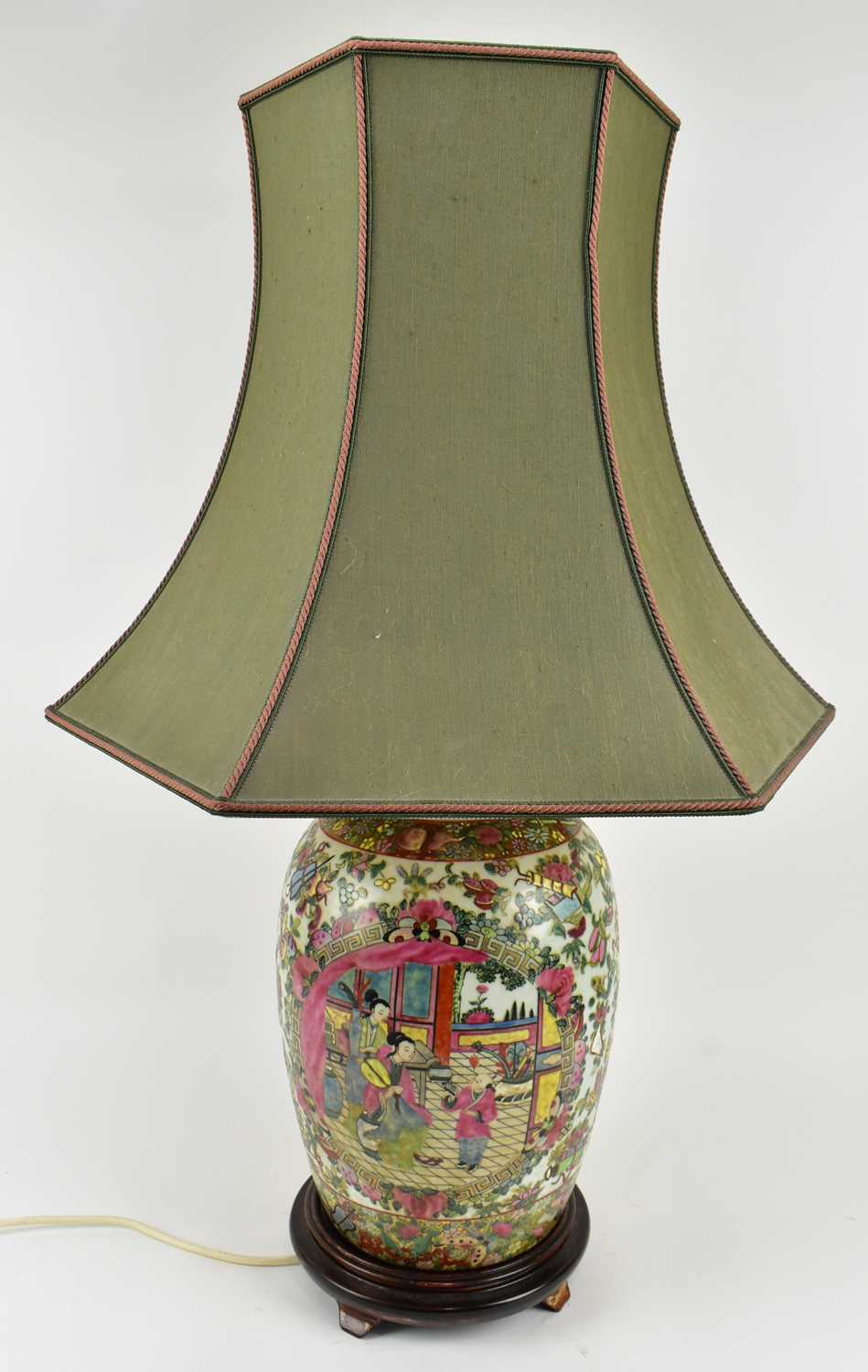 Lot 144 - QING CANTON FAMILLE ROSE CERAMIC LAMP 清 广彩人物座灯连灯罩