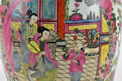 Lot 144 - QING CANTON FAMILLE ROSE CERAMIC LAMP 清 广彩人物座灯连灯罩