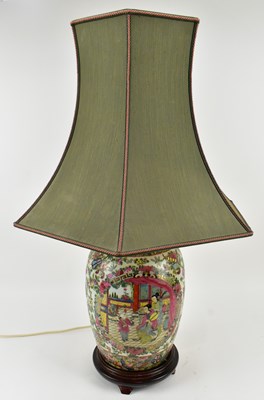 Lot 144 - QING CANTON FAMILLE ROSE CERAMIC LAMP 清 广彩人物座灯连灯罩