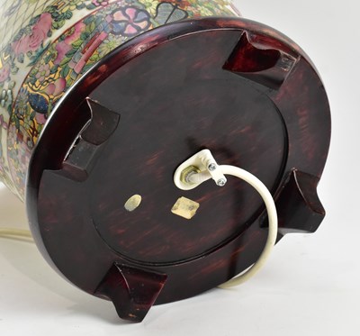 Lot 144 - QING CANTON FAMILLE ROSE CERAMIC LAMP 清 广彩人物座灯连灯罩