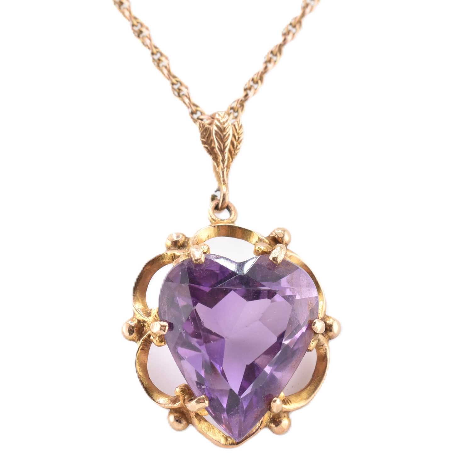Lot 96 - GOLD & AMETHYST HEART PENDANT NECKLACE