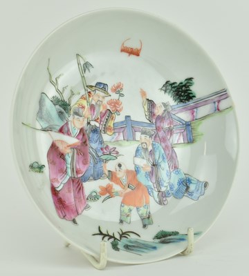 Lot 26 - SMALL TONGZHI MARKED FAMILLE ROSE FIGURINE PLATE 同治款粉彩人物小盘