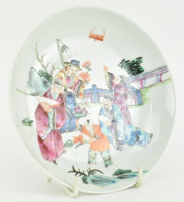 Lot 26 - SMALL TONGZHI MARKED FAMILLE ROSE FIGURINE PLATE 同治款粉彩人物小盘