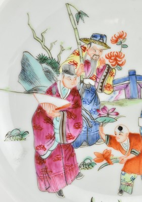 Lot 26 - SMALL TONGZHI MARKED FAMILLE ROSE FIGURINE PLATE 同治款粉彩人物小盘