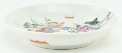 Lot 26 - SMALL TONGZHI MARKED FAMILLE ROSE FIGURINE PLATE 同治款粉彩人物小盘