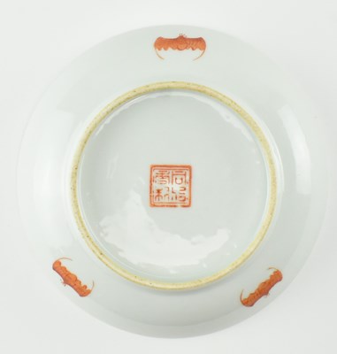 Lot 26 - SMALL TONGZHI MARKED FAMILLE ROSE FIGURINE PLATE 同治款粉彩人物小盘