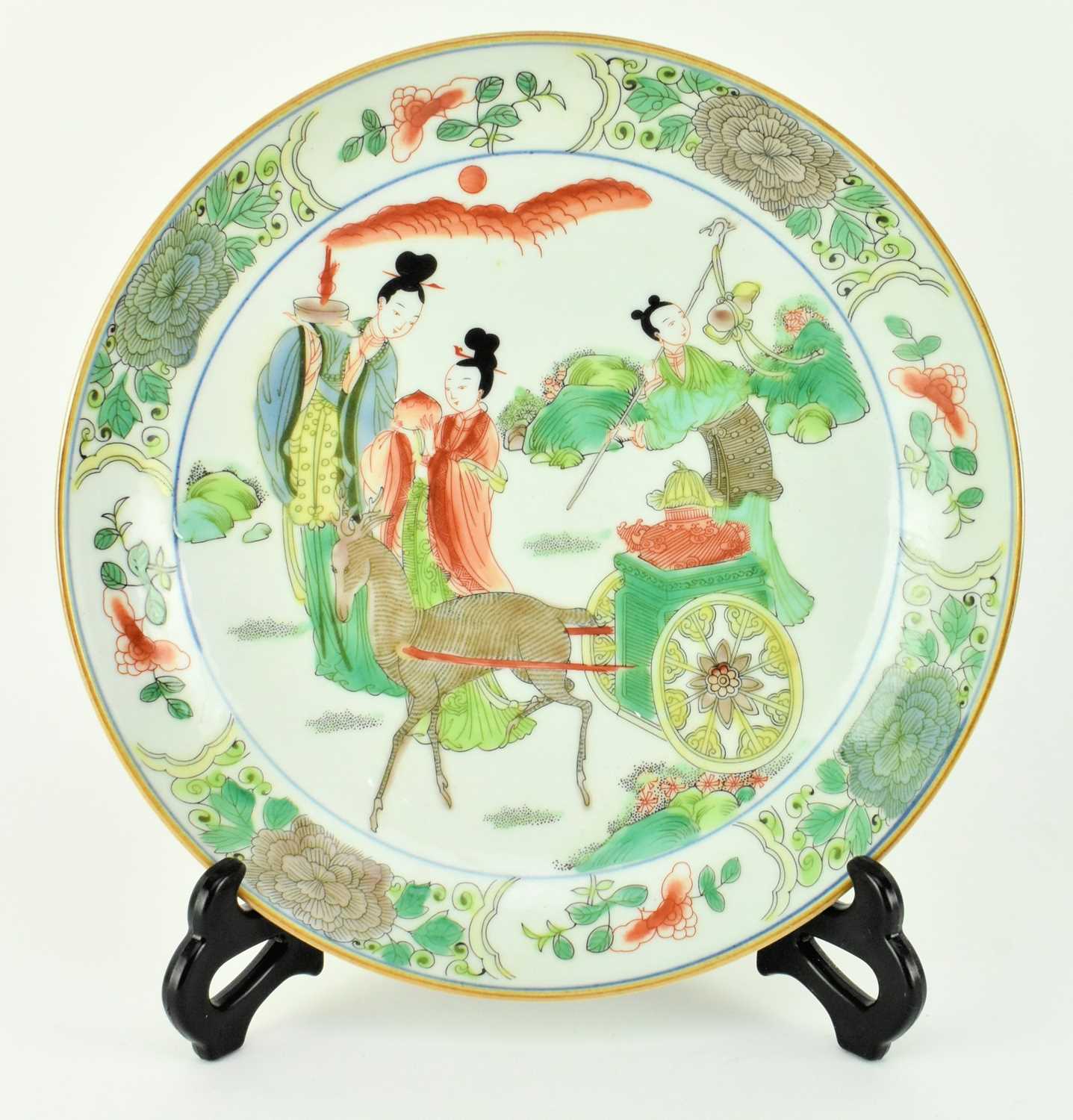 Lot 127 - KANGXI MARK WUCAI FAMILLE VERTE FIGURINE CHARGER PLATE 康熙款五彩麻姑献寿盘