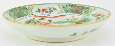 Lot 127 - KANGXI MARK WUCAI FAMILLE VERTE FIGURINE CHARGER PLATE 康熙款五彩麻姑献寿盘