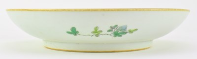 Lot 127 - KANGXI MARK WUCAI FAMILLE VERTE FIGURINE CHARGER PLATE 康熙款五彩麻姑献寿盘