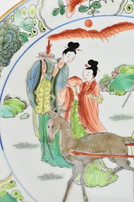 Lot 127 - KANGXI MARK WUCAI FAMILLE VERTE FIGURINE CHARGER PLATE 康熙款五彩麻姑献寿盘
