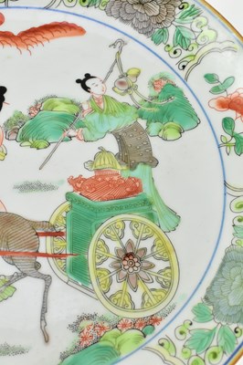 Lot 127 - KANGXI MARK WUCAI FAMILLE VERTE FIGURINE CHARGER PLATE 康熙款五彩麻姑献寿盘