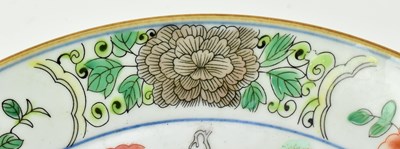 Lot 127 - KANGXI MARK WUCAI FAMILLE VERTE FIGURINE CHARGER PLATE 康熙款五彩麻姑献寿盘