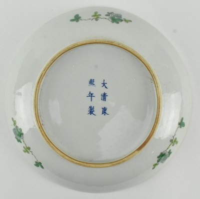 Lot 127 - KANGXI MARK WUCAI FAMILLE VERTE FIGURINE CHARGER PLATE 康熙款五彩麻姑献寿盘