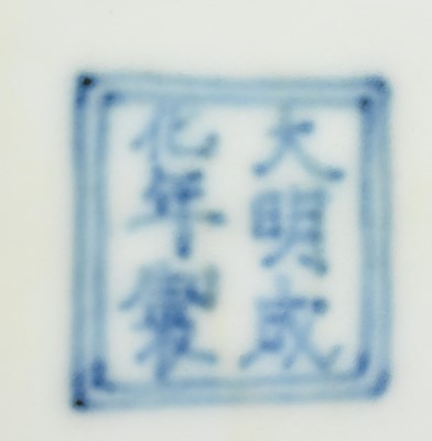 Lot 135 - MING CHENGHUA MARK MONK'S HAT EWER 明 成化款 龙纹僧帽壶