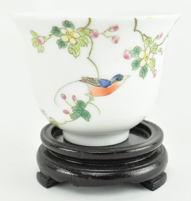 Lot 4 - FAMILLE ROSE BIRD & FLOWER TEACUP 20 世纪粉彩花鸟茶杯