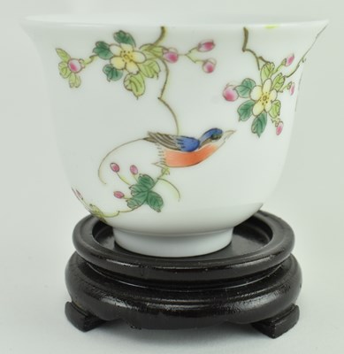 Lot 4 - FAMILLE ROSE BIRD & FLOWER TEACUP 20 世纪粉彩花鸟茶杯