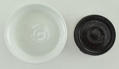 Lot 4 - FAMILLE ROSE BIRD & FLOWER TEACUP 20 世纪粉彩花鸟茶杯