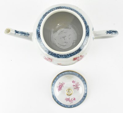 Lot 132 - QING DYNASTY 18TH CENTURY FAMILLE ROSE TEA POT 清 青花加彩茶壶