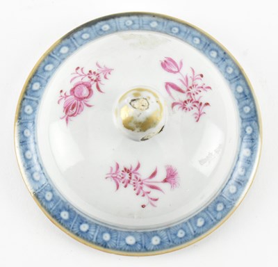 Lot 132 - QING DYNASTY 18TH CENTURY FAMILLE ROSE TEA POT 清 青花加彩茶壶