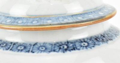 Lot 132 - QING DYNASTY 18TH CENTURY FAMILLE ROSE TEA POT 清 青花加彩茶壶