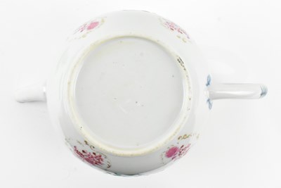 Lot 132 - QING DYNASTY 18TH CENTURY FAMILLE ROSE TEA POT 清 青花加彩茶壶