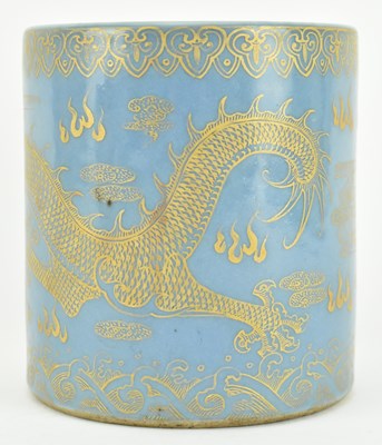 Lot 35 - QING QIANLONG GILT POWDER BLUE BRUSH POT 清 乾隆款 蓝釉描金龙纹笔筒