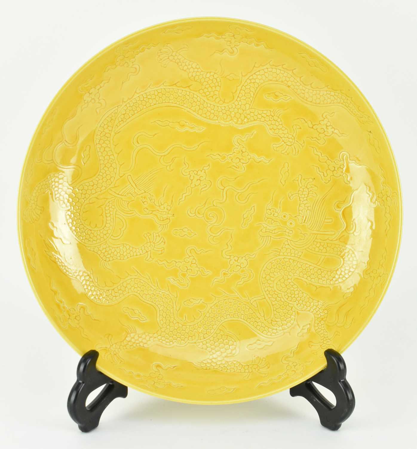 Lot 130 - HONGZHI MARKED INCISED YELLOW GLAZED DRAGON CHARGER 大明弘治款黄地暗花龙纹盘