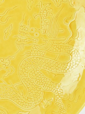 Lot 130 - HONGZHI MARKED INCISED YELLOW GLAZED DRAGON CHARGER 大明弘治款黄地暗花龙纹盘