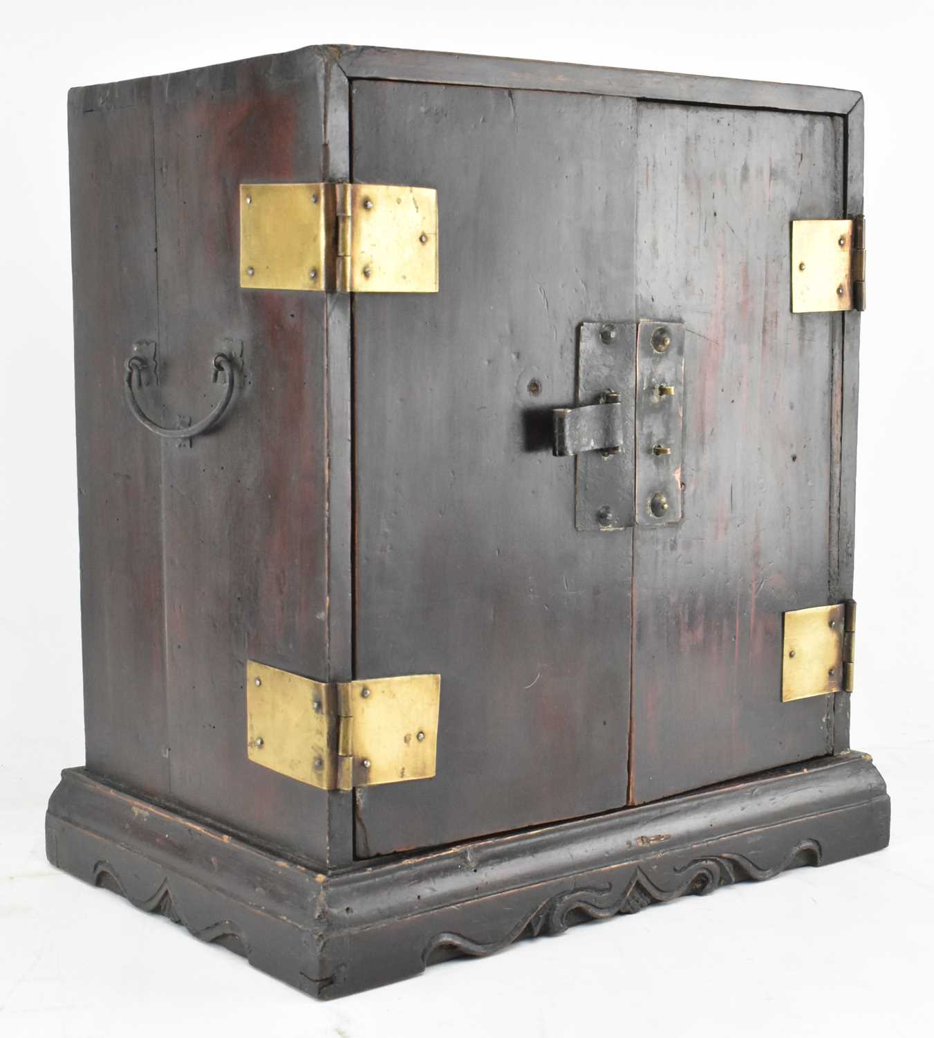 Lot 122 - QING HARDWOOD FIVE-DRWAERS TABLE TOP CABINET 清 杉木桌柜