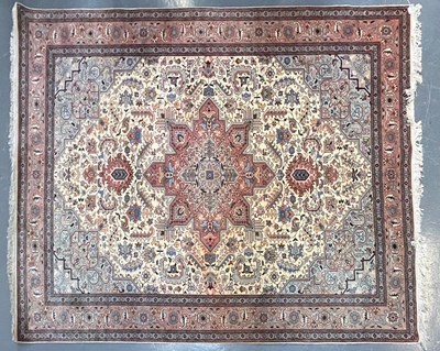 Lot 264 - PERSIAN TABRIZ HERIZ DESIGN HAND WOVEN WOOL FLOOR CARPET RUG