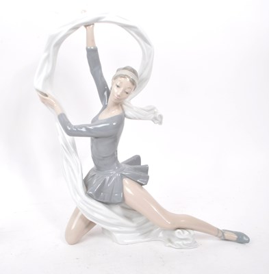 Lot 36 - NAO - LLADRO - THREE CONTEMPORARY PORCELAIN DANCER FIGURINES