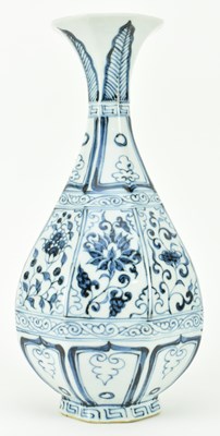 Lot 80 - YUAN BLUE AND WHITE PORCELAIN YUHUCHUN VASE 元 青花花卉玉壶春瓶