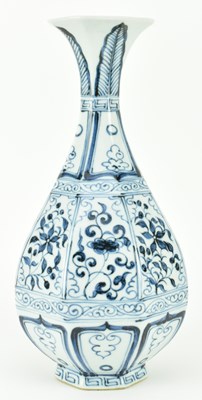 Lot 80 - YUAN BLUE AND WHITE PORCELAIN YUHUCHUN VASE 元 青花花卉玉壶春瓶