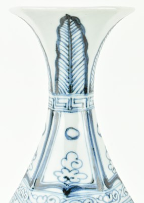Lot 80 - YUAN BLUE AND WHITE PORCELAIN YUHUCHUN VASE 元 青花花卉玉壶春瓶