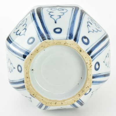 Lot 80 - YUAN BLUE AND WHITE PORCELAIN YUHUCHUN VASE 元 青花花卉玉壶春瓶